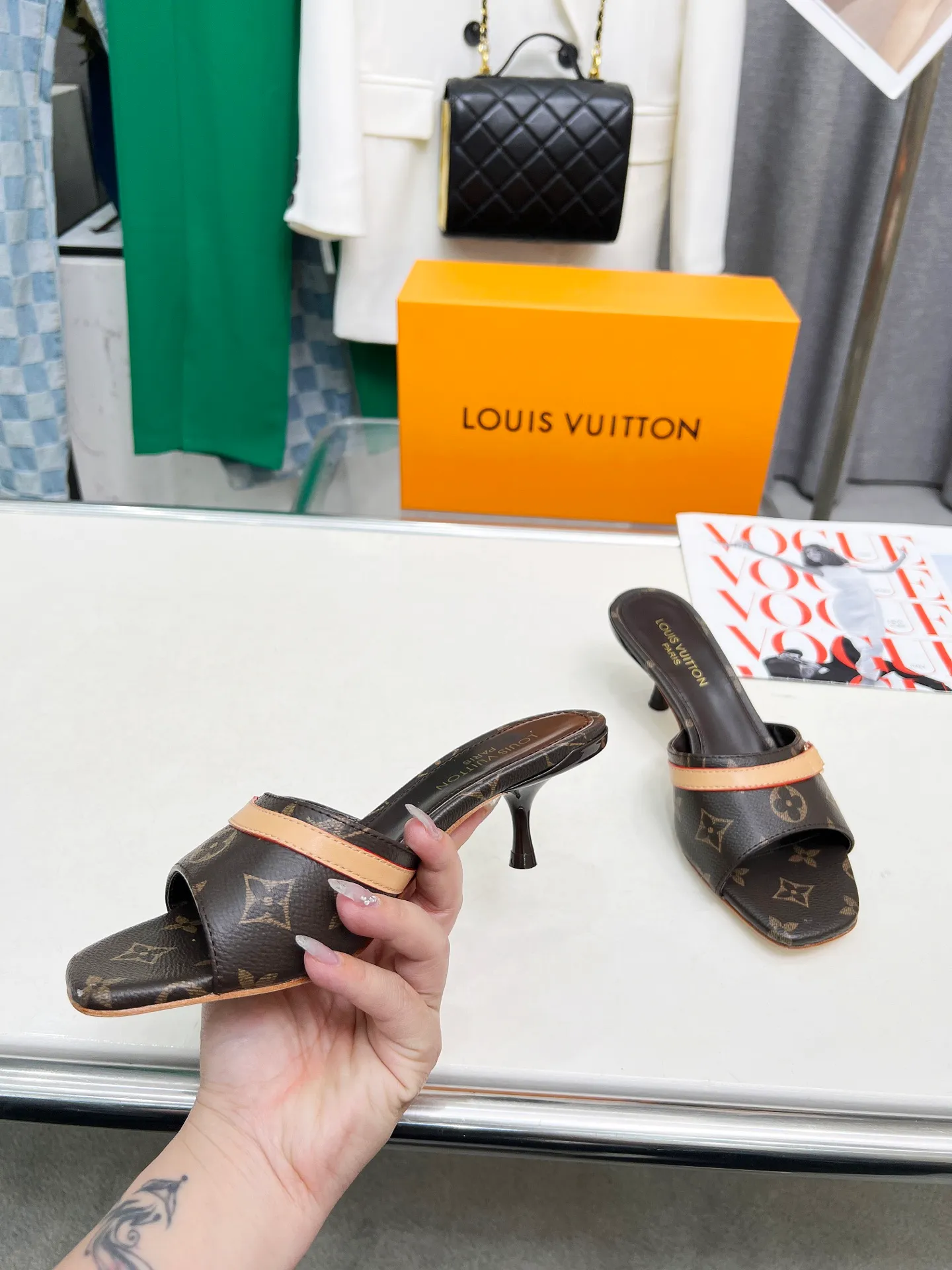 👟👟Ex-factory price 440👟👟 LV new denim kitten heel slippers 2025 summer must-have for goddesses, original replica, super comfortable on the feet. Show off the queen's temperament, the heel height is 5.5CM, which shows your temperament without being tiring. Standard code: 35-42 (41 and 42 codes are customized, non-returnable and non-exchangeable)